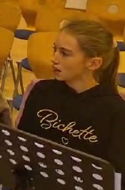 Mia-Sophie (Stimme und Percussion)