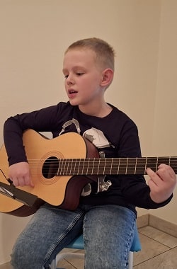 Sebastian (Stimme und Gitarre)